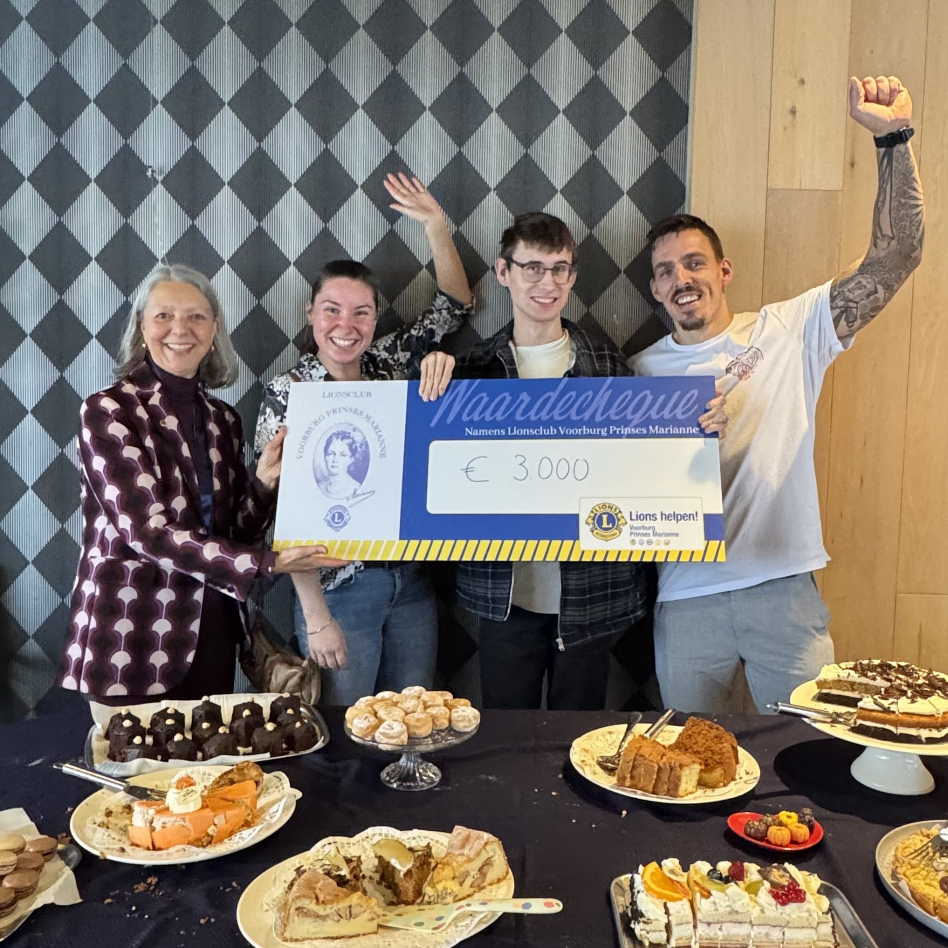 Uitreiking cheque G'niet dagbesteding